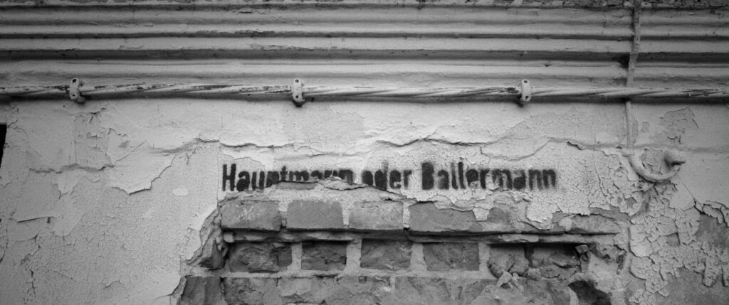 Graffiti auf Hauswand: Hauptmann oder Ballermann